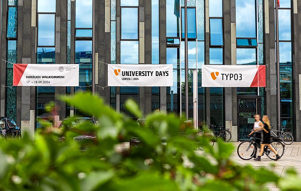 Vue extérieure du bâtiment de l'Université de Leipzig avec bannières TYPO3